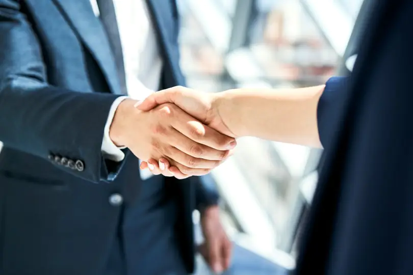 IMMAGINE ASSUNZIONE STRETTA DI MANO
